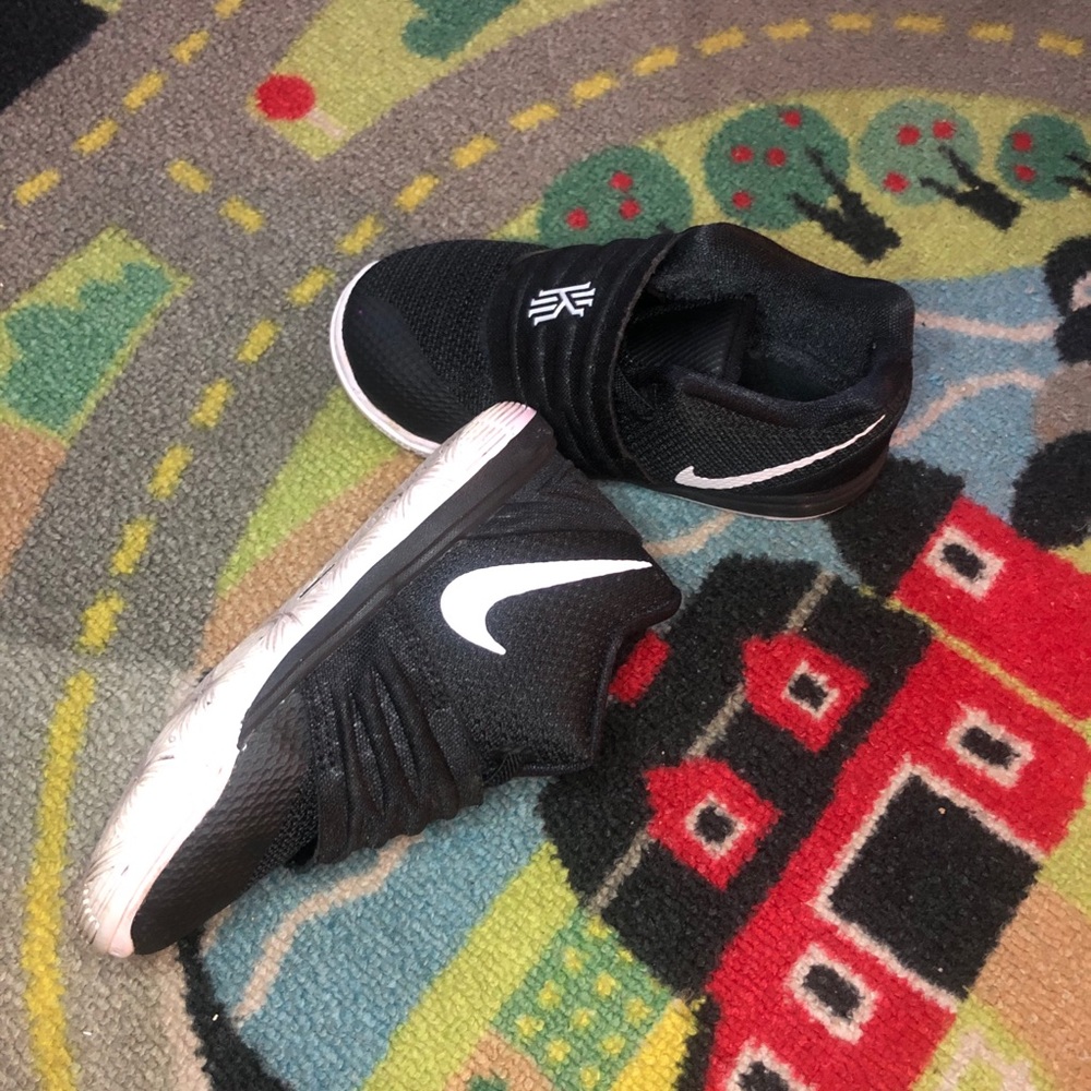 Nike Kyrie 5 Toddler, Laceless, Size 8